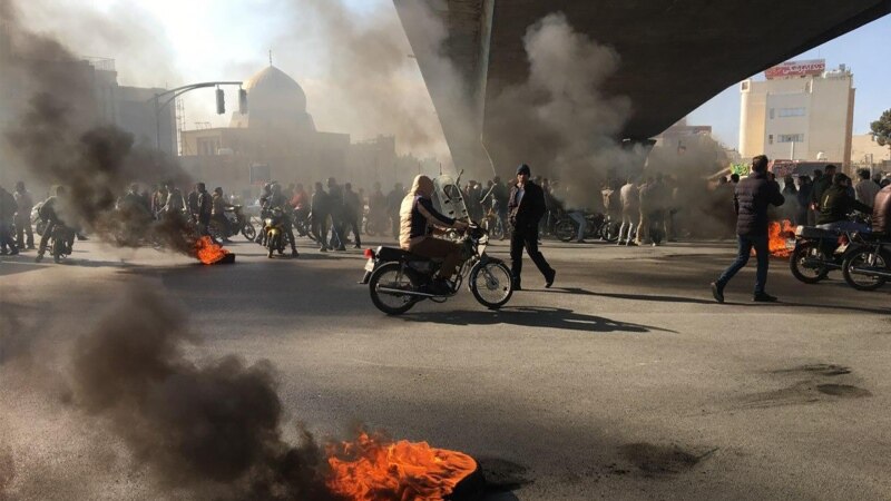 Iran: Na protestima uhapšeno 40 osoba, Hamenei podržao poskupljenje goriva