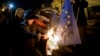 Protestatari anti-UE dau foc steagului Uniunii Europene în centrul capitalei bulgare Sofia, imagine de arhivă.