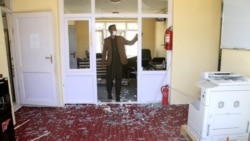 خسارات برجامانده از انفجار موتر بمب طالبان در مرکز فرهنگی غزنی