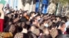 Абитуриенты в очереди в Педагогический университет имени Сеитназара Сейди. Туркменабат (иллюстративное фото)