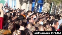 Абитуриенты в очереди в Педагогический университет имени Сеитназара Сейди. Туркменабат (иллюстративное фото)