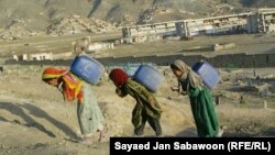 دختران خرد سال در یکی از مناطق شهر کابل بخاطر خشک شدن چاه های آب در منطقه شان از جا های دور آب را ذریعه بشکه به خانه های شان انتقال می دهند. عکس از آرشیف
