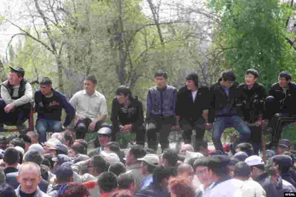 Бирок митингдин катышуучулары алардын сөзүн уккан жок. - Kyrgyzstan -- Kyrgyz Lawmakers to Discuss the Cause of the Inter-Ethnic Tensions in the Town of Petrovka,30april2009