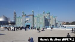 آرامگاه منسوب به حضرت علی در شهر مزارشریف مرکز بلخ. عکس جنبه تزئینی دارد. 