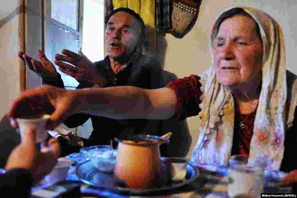 Sedamdesetsedmogodišnji Ismet Čomor (L) priča zbog čega napuštaju selo Lukomir dok njegova supruga Hatidža(D) daje fildžan kafe najmlađem sinu koji je došao kako bi pomogao spremanje za put. Foto: Midhat Poturović