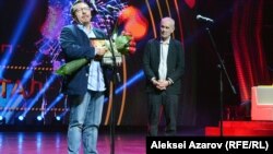 Продюсер фильма «Хрусталь» Валерий Дмитроченко (слева) и председатель жюри Сергей Бодров. Алматы, 19 сентября 2018 года.