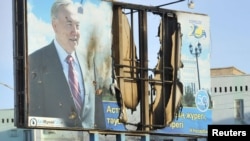 Қазақстан президенті Нұрсұлтан Назарбаевтың суреті салынған билборд. Жаңаөзен, 19 желтоқсан 2011 ж.