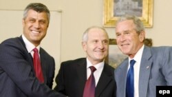 Presidenti amerikan, George Bush, në takim me udhëheqësit kosovarë, presidentin Sejdiu dhe kryeministrin Thaçi, 21 korrik 2008.