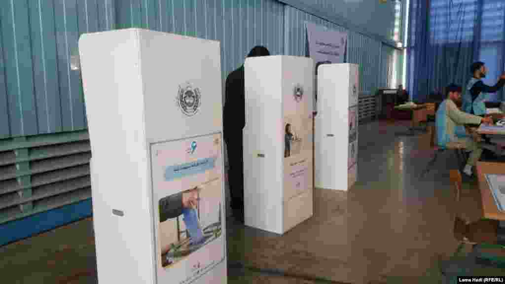 رأی دهنده ها در یکی از مراکز رأی دهی در کابل در حال انتخاب نامزدان مورد نظر شان.