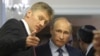 Президент России Владимир Путин (справа) и пресс-секретарь президента России Дмитрий Песков. Архивное фото