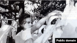 Марына Прусакова разьвешвае аптэкарскія халаты пасьля памытлі, 1961