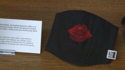 Чеська дизайнерка створила маску із вишитими червоними губами