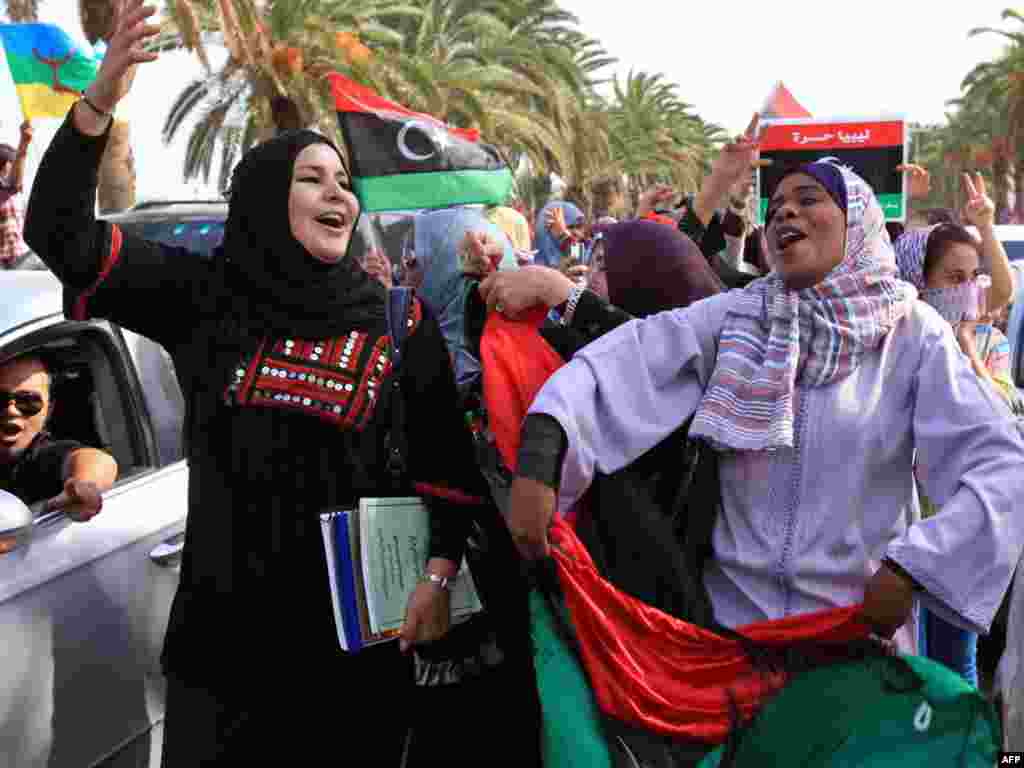 Libijci slave hvatanje Muamera Gadafija na ulicama Tripolija, 20. oktobar 2011. 