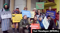 Пикет журналистов в защиту свободы слова в Узбекистане, организованный у здания посольства Республики Узбекистан в России. Москва, 2 апреля 2012 года.