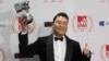 Южнокорейский певец Psy с наградой европейского MTV за лучшее видео. Франкфурт, Германия, 11 ноября 2012 года.