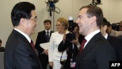 Поулыбались, но не договорились. Председатель Ху Цзиньтао и президент Медведев на форуме в Петербурге