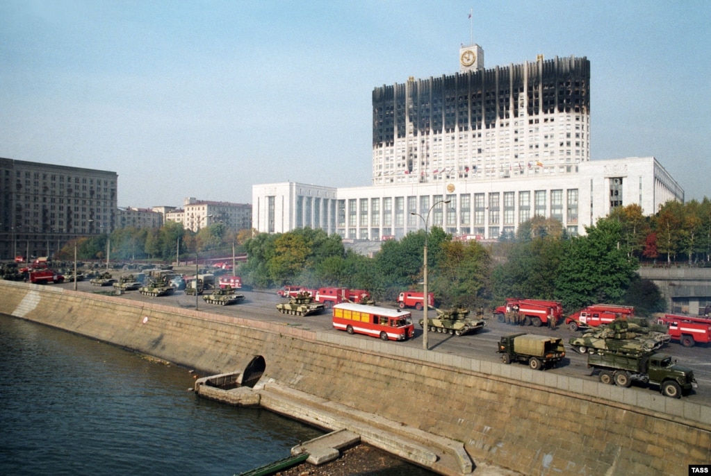 In seguito alle violenze del 1993, l'edificio del parlamento è stato sottoposto a un'ampia ristrutturazione e oggi è la sede del governo russo.  Eltsin fece approvare una nuova costituzione nel dicembre 1993, conferendo alla presidenza ampi poteri che sono stati aumentati negli ultimi tre decenni.