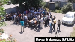 «Собрание демократических сил», прошедшее во дворе частного дома. Алматы, 12 июля 2013 года.