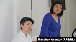 Жанар Секербаева (сол жақта) және адвокат Айман Омарова сот залында. Алматы, 20 тамыз, 2018 жыл. 