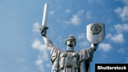 Велетенська скульптура «Батьківщина-мати» була відкрита на високому правому березі Дніпра в 1981 році