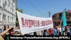 Ukraine -- The Crimean Tatars are picketing the building of the Consulate General of Russia in Simferopol, demanding to expel the Russian Consul General Volodymyr Andreyev, who lived up deportation of Crimean Tatars, 23May2013