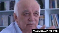 Абдухолиқ Набавӣ аз мунаққидони адабиёти муосири тоҷик буда, дар ин соҳа даҳҳо таҳқиқоти илмӣ нашр кардааст 