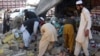 د باجوړ په خار کې تر يوې بمي چاودنې وروسته ځايي خلک ملبه ليرې کوي ـ پخوانی انځور