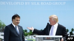 Дональд Трамп и Михаил Саакашвили на открытии несостоявшегося проекта "башня Трампа" в Батуми