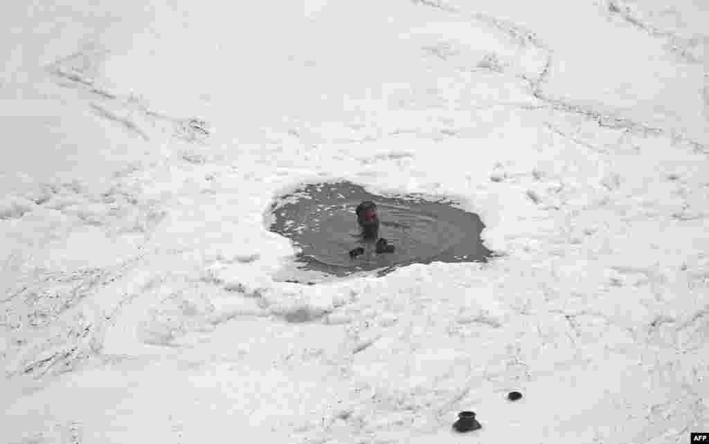 Індія – Чоловік шукає монетки в забруднених водах річки Ямуна в Нью-Делі, 4 червня 2013 року