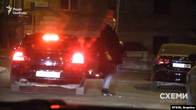 Із відомчої автівки біля офісу Валерія Хорошковського вийшов заступник керівника ОП Андрій Смирнов