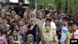 نازحون اوزبك يتجمعون على الحدود املا في العبور الى اوزبكستان