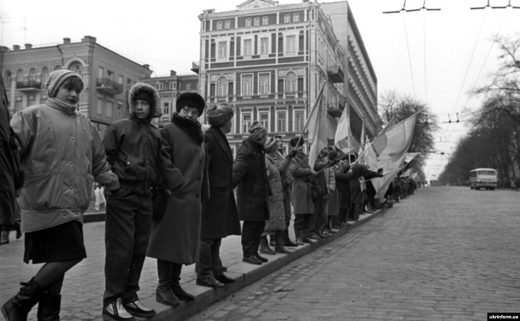 Participants in the human chain in Kyiv in January 1990