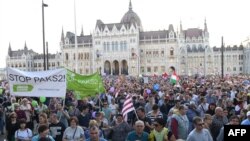 Демонстрация против политики премьер-министра Виктора Орбана перед зданием парламента в Будапеште