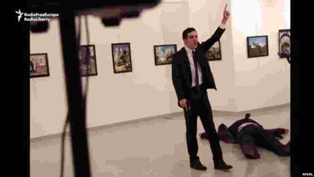 Расейскі амбасадар у Турэччыне Андрэй Карлаў застрэлены на адкрыцьці фотавыставы ў Анкары, 19 сьнежня 2016 году (AP still photo/Reuters video)