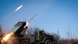 Российские гибридные силы ведут огонь из РСЗО «Град», 2015 год