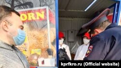 Депутат російського парламенту Криму Сергій Богатиренко моніторить дотримання карантину в Сімферополі, 31 березня 2020 року