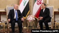 Економіки Ірану та Іраку міцно пов’язані, зазначає аль-Абаді. На фото: він (ліворуч) під час зустрічі з віце-президентом Ірану Ешаком Джахангірі в Тегерані, жовтень 2017 року