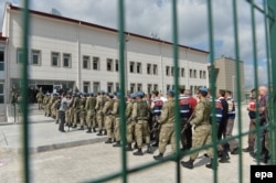 Арыштаваныя салдаты, якія ўдзельнічалі ў спробе дзяржаўнага перавароту 15 ліпеня 2016 года ў Турцыі, у турме Сінкан перад судом у Анкары, 22 траўня 2017