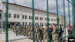Ushtria turke duke shoqëruar në gjykatë personat që akuzohen se kanë marrë pjesë në puçin ushtarak