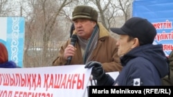 Казахстан. Инвалид Бекболат Утебаев (слева) во время разрешенного митинга. Уральск, 8 декабря 2019 года.