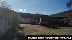Усадьба граничит с бывшим колхозным предприятием, размещенным в графских конюшнях
