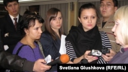 Журналисты берут интервью у Тамары Калеевой, президента прессозащитной организации "Адил соз". Астана, 27 ноября 2012 года.