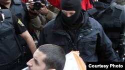 Mevlid Jašarević u pratnji policije izlazi iz bolnice, 31. oktobar 2011. foto: Almir Panjeta/Sarajevo-x.com