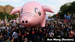 Protest protiv uvoza svinjskog mesa iz SAD u Tajpeju, 22. novembar