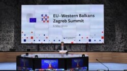 Premijer Hrvatske Andrej Plenković iz konferencijske sale u Zagrebu rukovodi diskusiju samita putem video linka, 6. maj 2020.