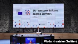 Premijer Hrvatske Andrej Plenković iz konferencijske sale u Zagrebu rukovodi diskusiju samita putem video linka, 6. maj 2020.