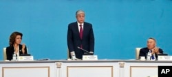 Действующий президент Казахстана Касым-Жомарт Токаев (в центре), его предшественник Нурсултан Назарбаев и Дарига Назарбаева на съезде партии «Нур Отан». Нур-Султан, 23 апреля 2020 года.