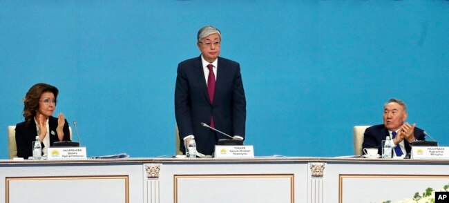 Президент Казахстана Касым-Жомарт Токаев (в центре), его предшественник Нурсултан Назарбаев и старшая дочь экс-президента Дарига Назарбаева на съезде партии «Нур Отан». 23 апреля 2019 года.