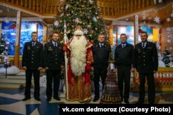 Дед Мороз и полицейская елочка