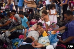 Временный лагерь участников "каравана мигрантов" в мексиканском городке Уистла